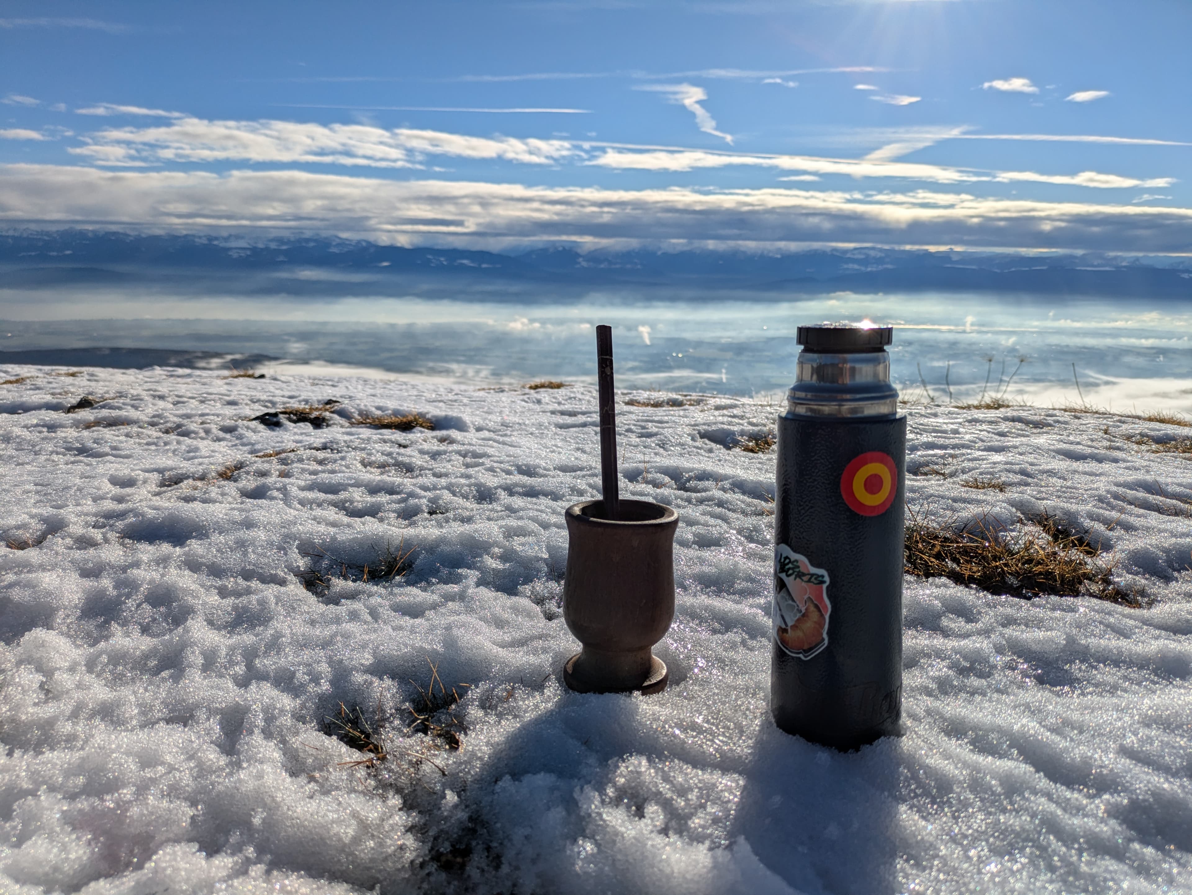 Maté et thermos en montagne enneigée — le rituel partout